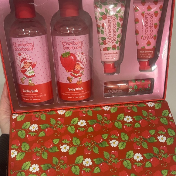 Strawberry Shortcake Party Set - Red and Pink - Picture 3 of 3